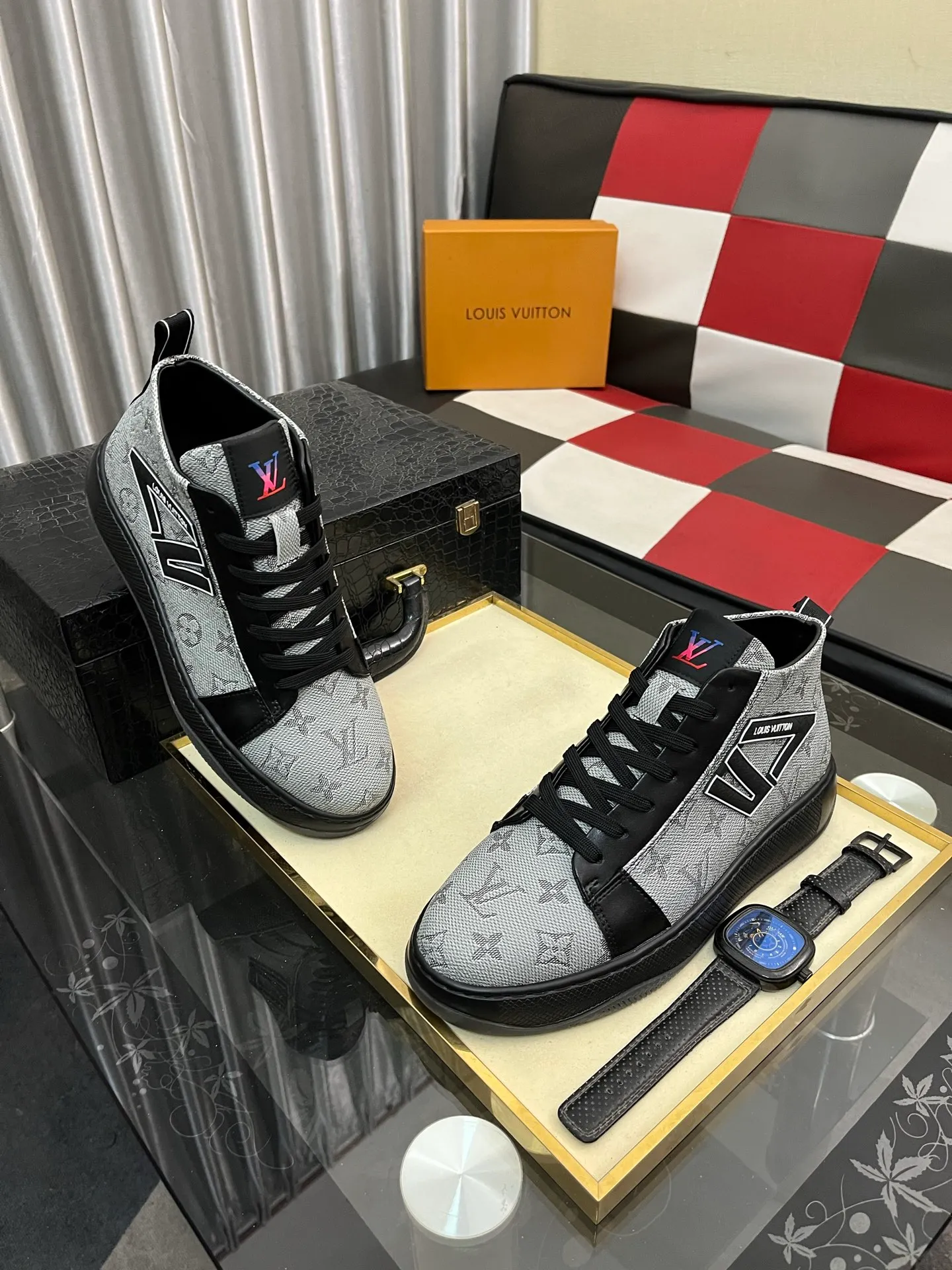 Men's shoes 💰: 438⌚️⌚️《Louis vuitton/LV Louis Vuitton》original quality.~ Unique modern style sneakers. 🏃A must-have casual shoe for trendy men😍😍 Original brand imported from Italy, imported original leather, cowhide lining (refuses to discolor and grind feet) sole: original sole provided by the original factory, French lazy style design ⚠️Fit to the feet, original quality, super comfortable original sole. Code number: 38-443️⃣Colors available